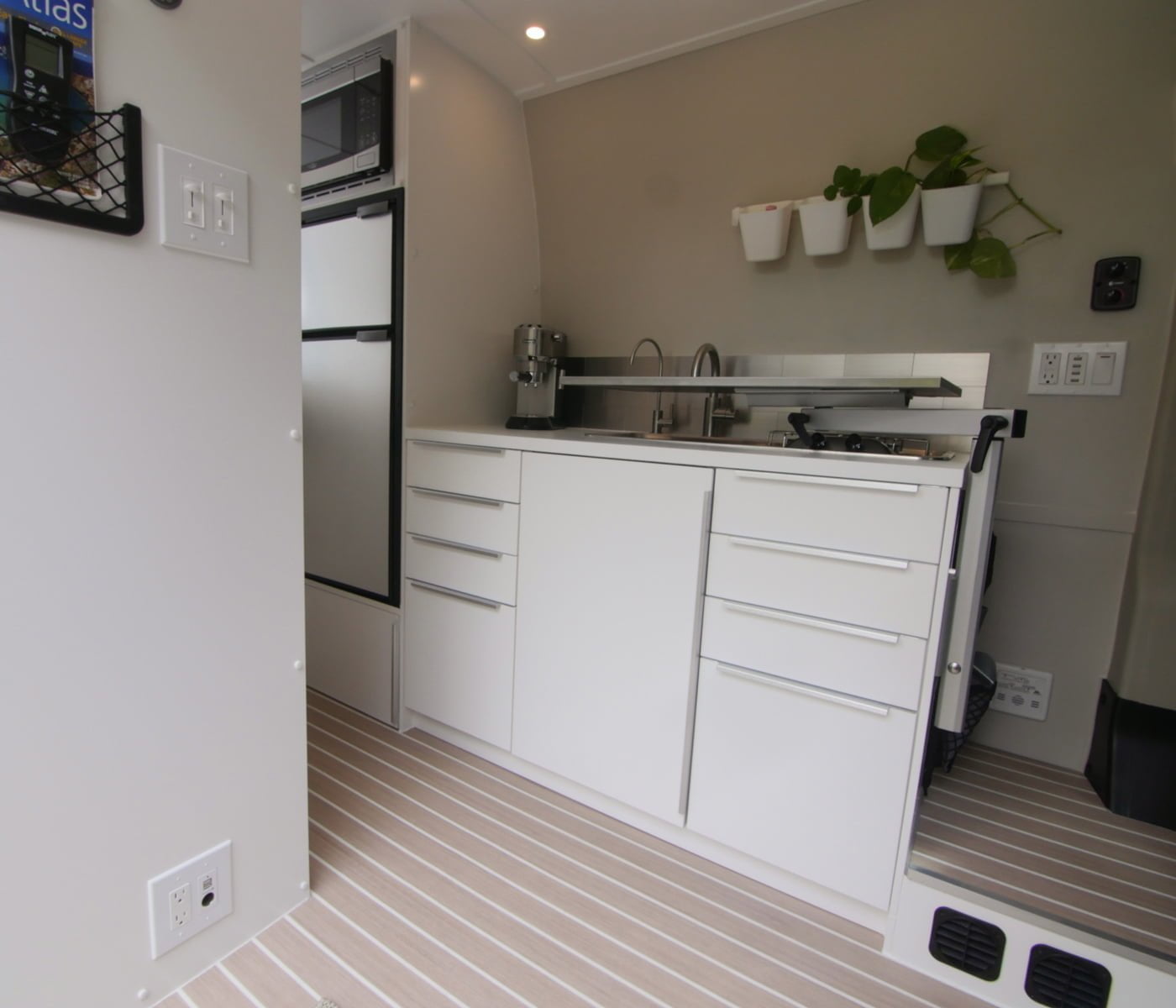 Miles Van Camper Tour