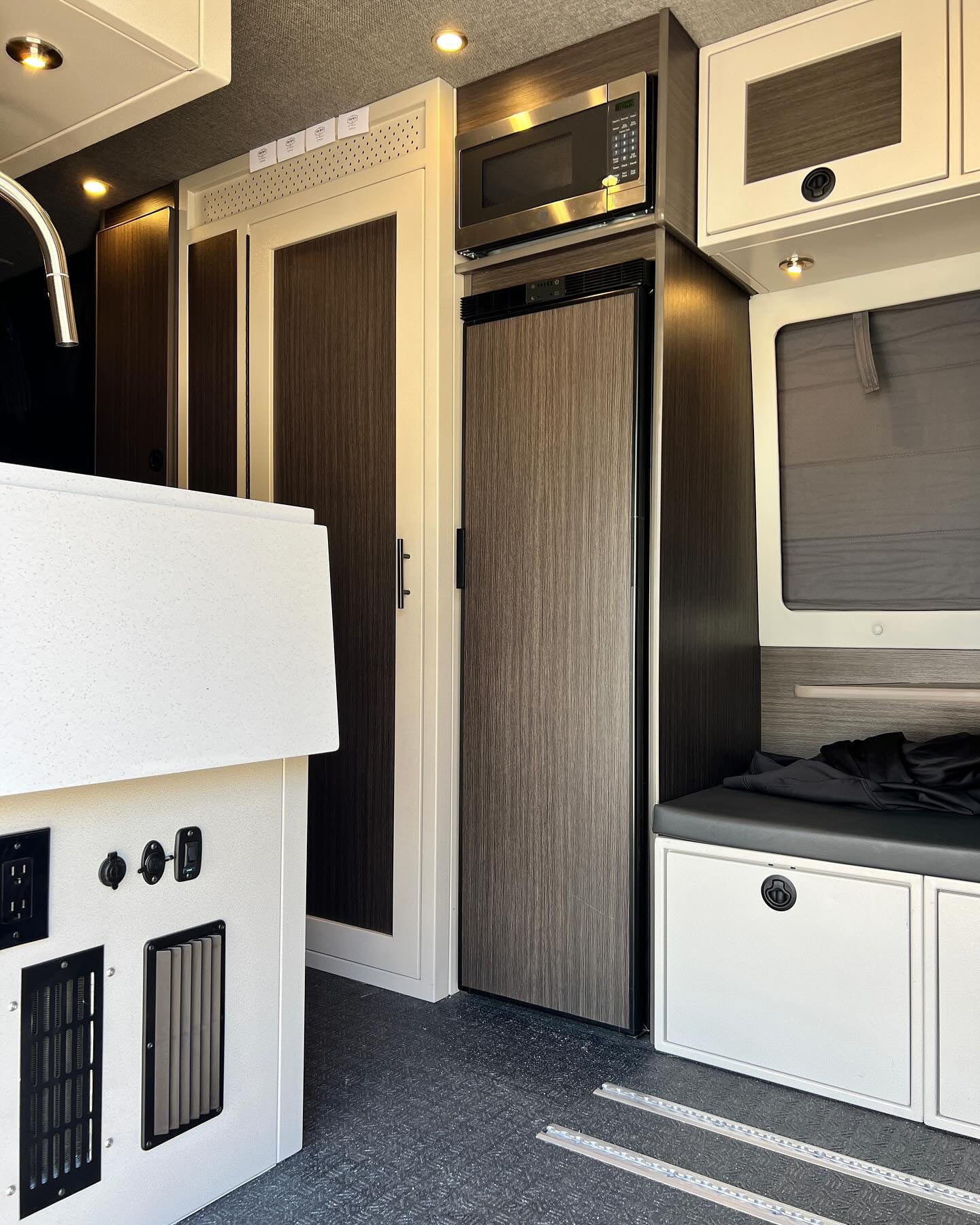 Isotherm Freeline Slim 140 Refrigerator/Freezer - 4.9 cu feet - Black