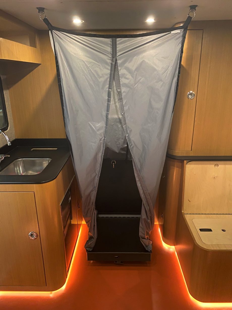 Tetravan Folding Shower 2.1 with Magnetic Shower Curtain